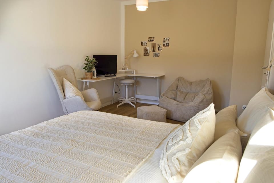 Bed, TV and multimedia, Living room, Photo of the whole room, Business facilities, Seating area, Bedroom