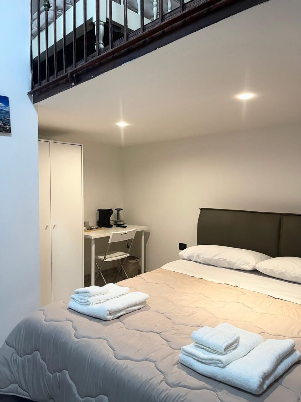 Bed, Photo of the whole room, Bedroom, towels