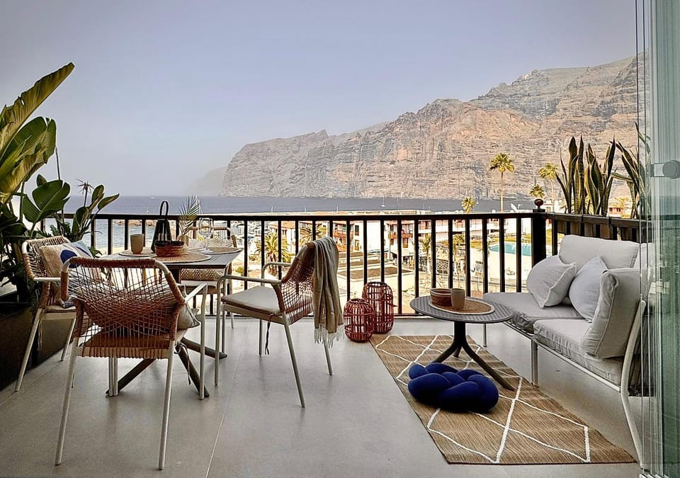 View (from property/room), Balcony/Terrace, Balcony/Terrace, Living room, Seating area, Dining area, Landmark view, Mountain view, Sea view