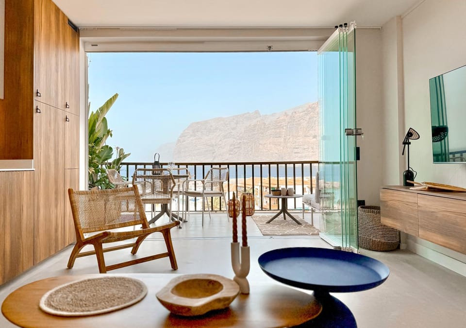 Natural landscape, View (from property/room), Balcony/Terrace, Living room, Seating area, Mountain view, Sea view