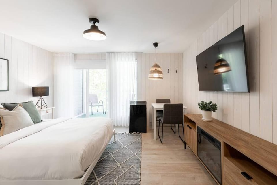 Luxurious & Modern Tremblant Loft Pool&Spa Access House in Mont-Tremblant