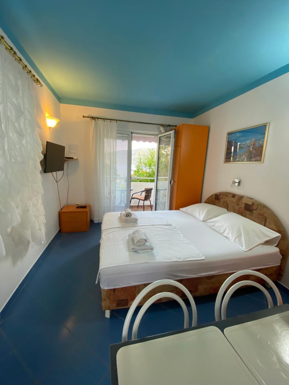 Bed, TV and multimedia, Dining area, Bedroom