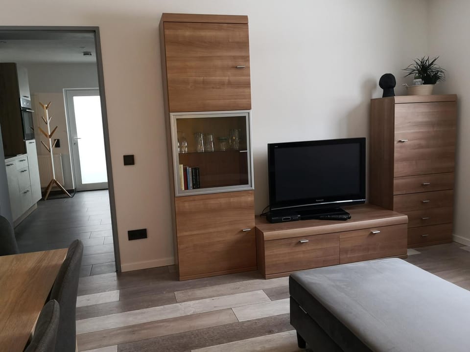 Communal lounge/ TV room, TV and multimedia, Living room, Photo of the whole room, Seating area