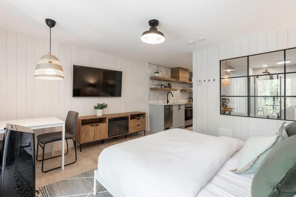 Luxurious & Modern Tremblant Loft Pool&Spa Access Apartment in Mont-Tremblant