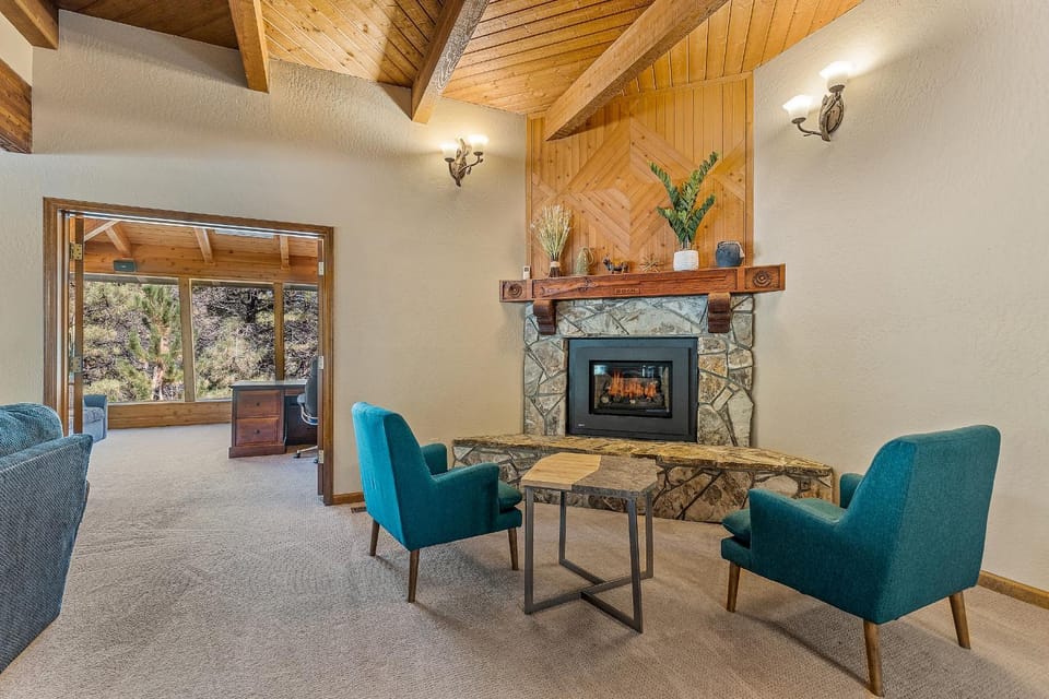 Sensational Burning Tree 4 bed 3 bath Retreat in the Country Club House in Flagstaff