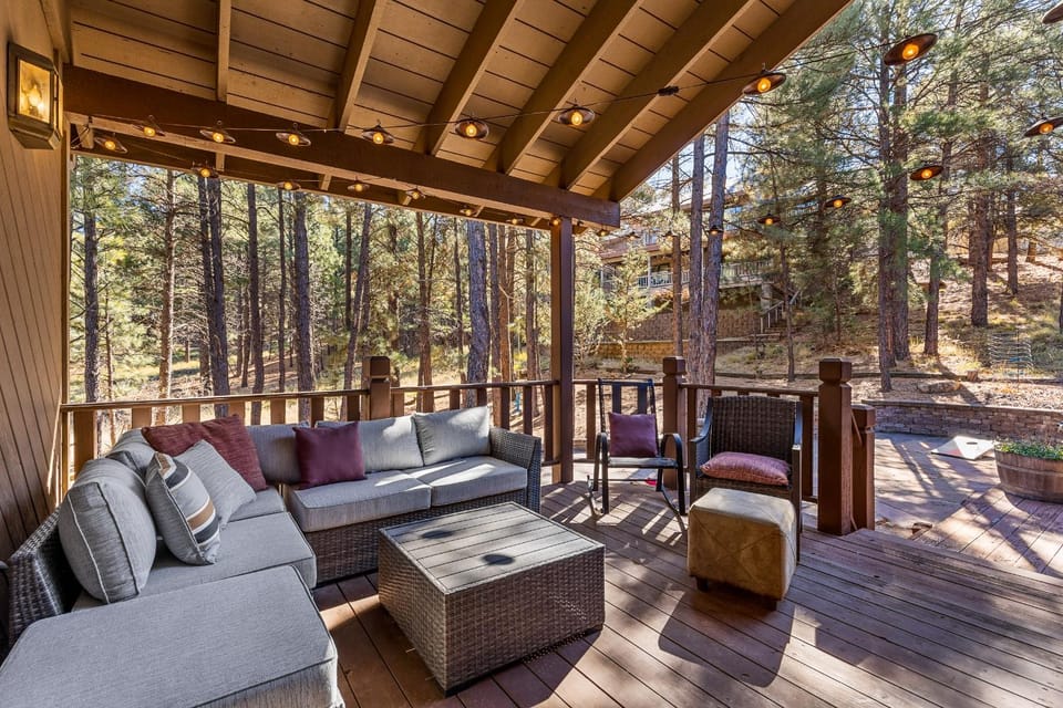 Sensational Burning Tree 4 bed 3 bath Retreat in the Country Club House in Flagstaff