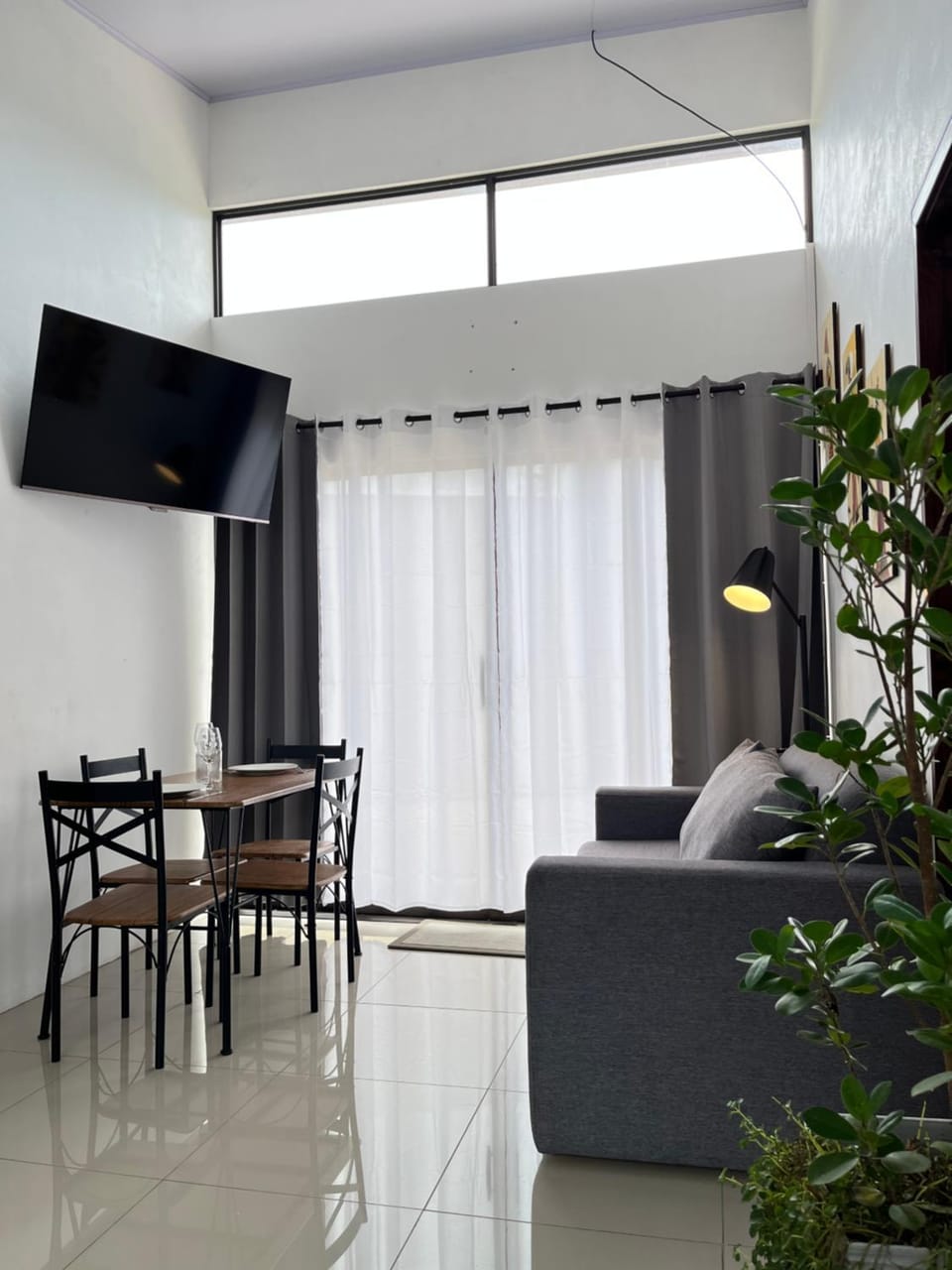 Communal lounge/ TV room, TV and multimedia, Living room, Seating area, Dining area