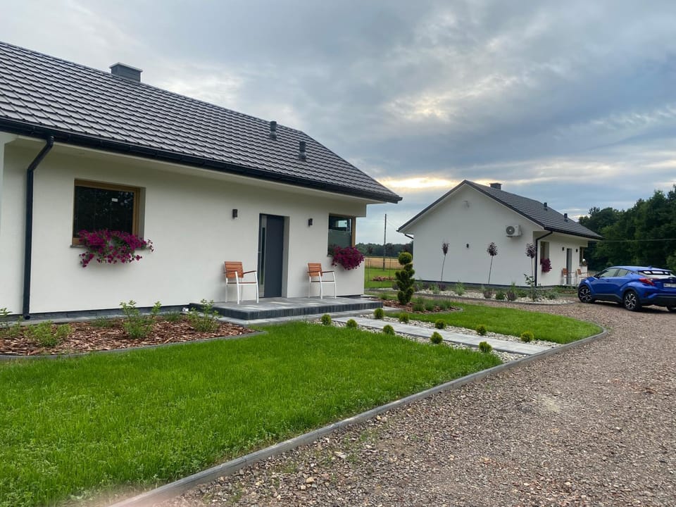 Property building, Spring, Day, Neighbourhood, Natural landscape, Garden, Garden view, Location