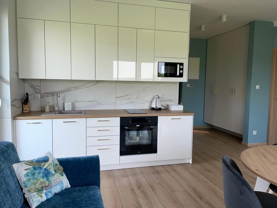 Coffee/tea facilities, Kitchen or kitchenette, Living room, Seating area, Dining area, stove