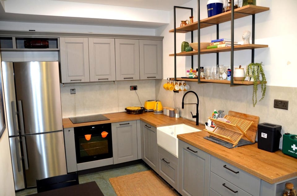 Kitchen or kitchenette, kitchen