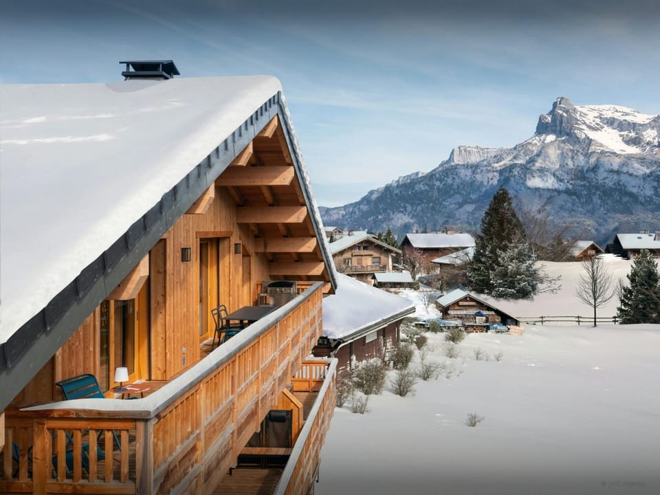 Property building, Day, Natural landscape, Winter, Mountain view
