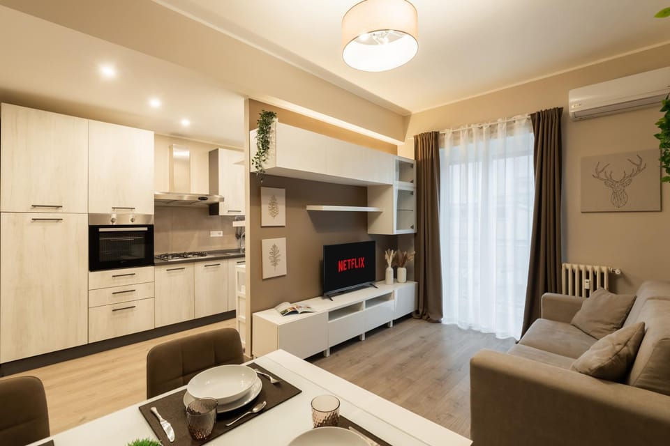 Communal lounge/ TV room, TV and multimedia, Dining area