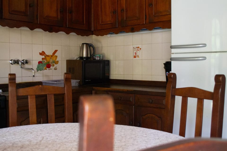 Kitchen or kitchenette, minibar