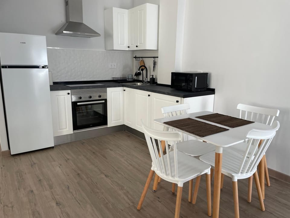 Kitchen or kitchenette, Dining area