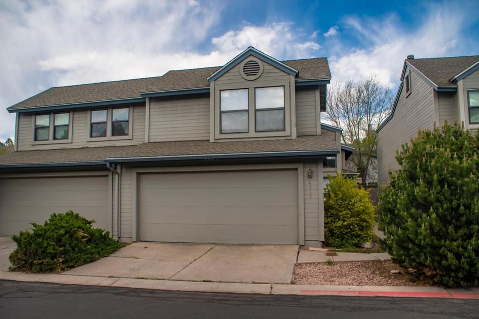 Spring Meadows Marvelous & Bright Town Home - Close to Foxglenn Park and Country Club! House in Flagstaff