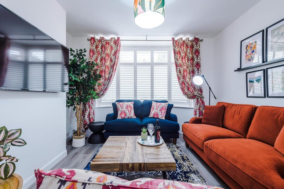 TV and multimedia, Living room, Decorative detail, Seating area