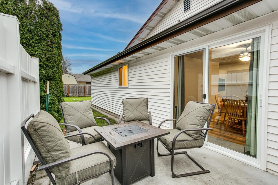 Updated Duplex Home < 1 Mi to Downtown Enumclaw! House in King County