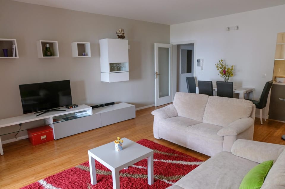 TV and multimedia, Living room, Seating area