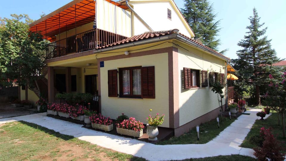 Property building, Summer, Garden
