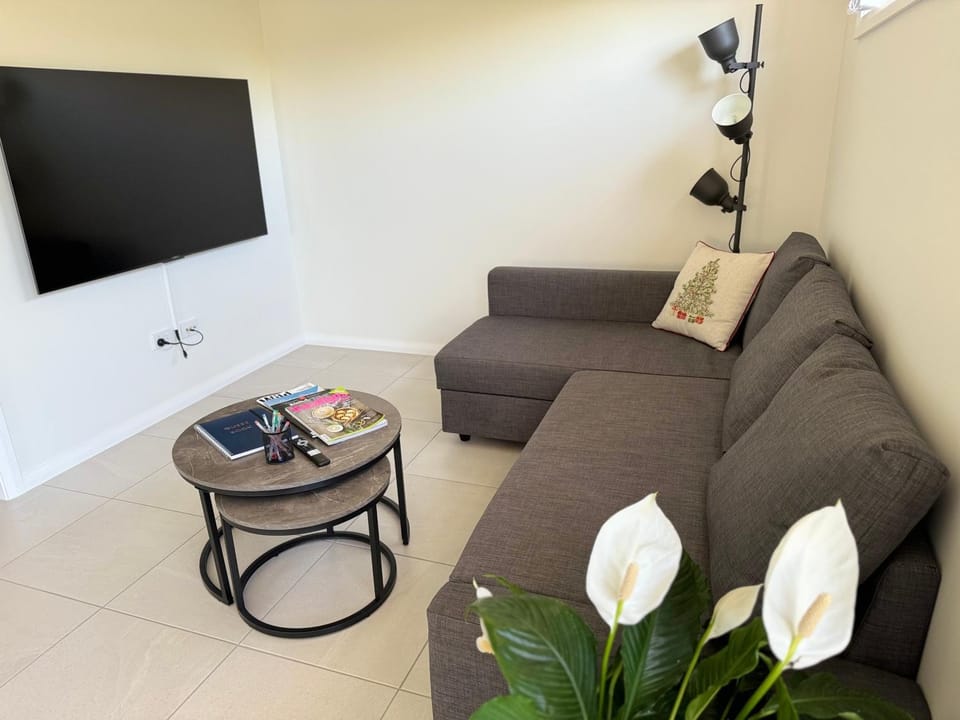 Cosy Sunlit Home Away from Home Villa in Castle Hill