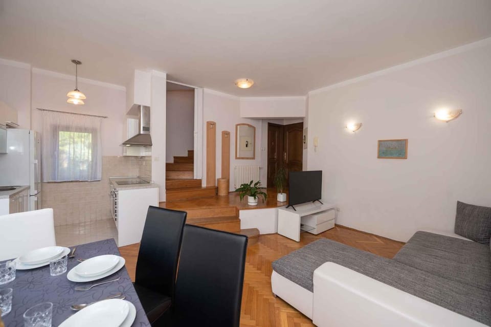 TV and multimedia, Living room, Seating area, Dining area