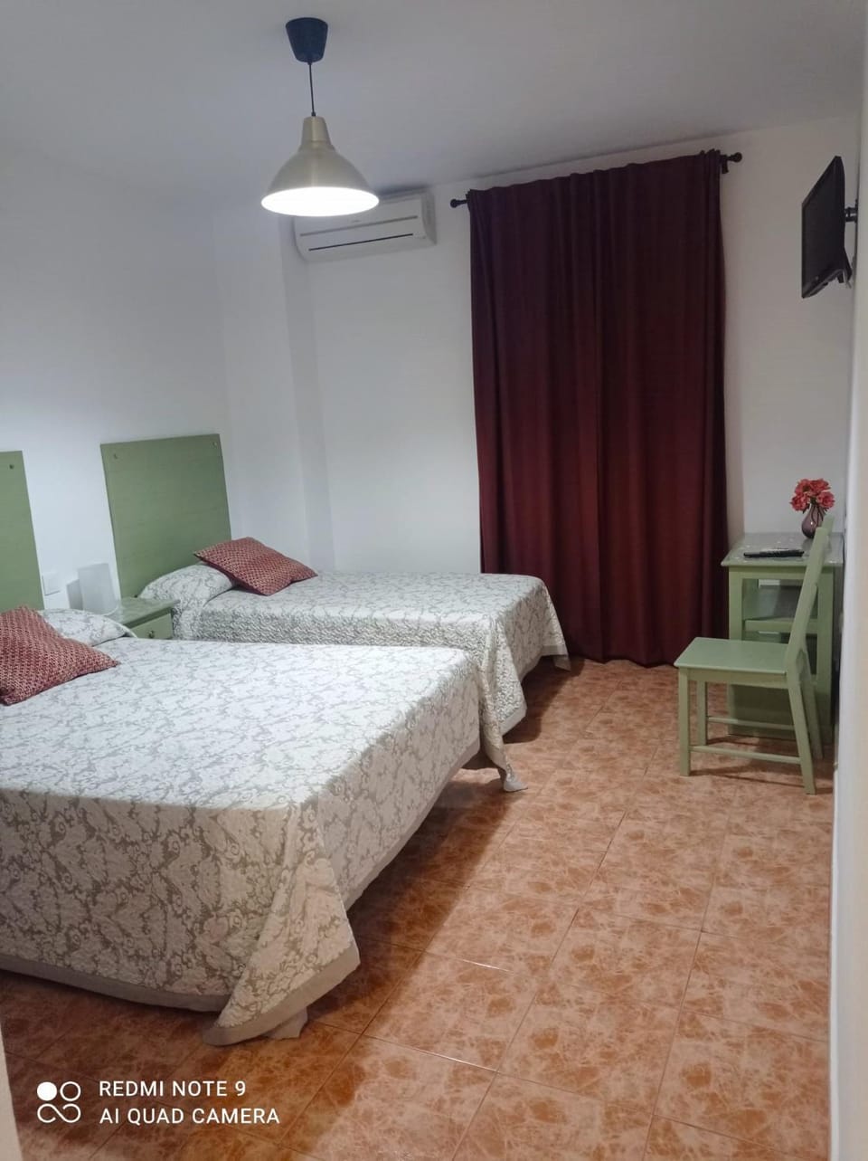 Bed, TV and multimedia, Photo of the whole room, Bedroom, air conditioner