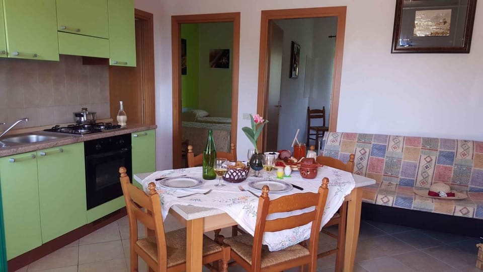 Kitchen or kitchenette, Seating area, Dining area