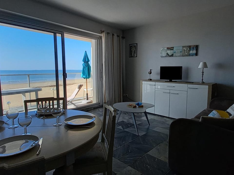 Bel Apt 2 Chambres en Front de Mer + Terrasse et Garage Privé - FR-1-323-324 Apartment in Saint-Jean-de-Monts