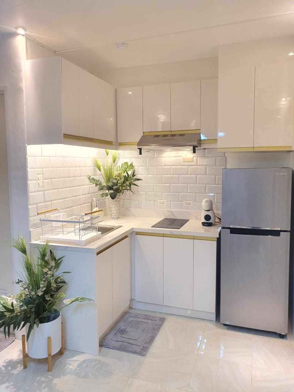Kitchen or kitchenette, minibar, oven, stove