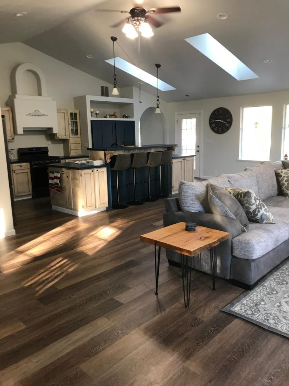 Kitchen or kitchenette, Living room, Seating area, fireplace, pet friendly, stove