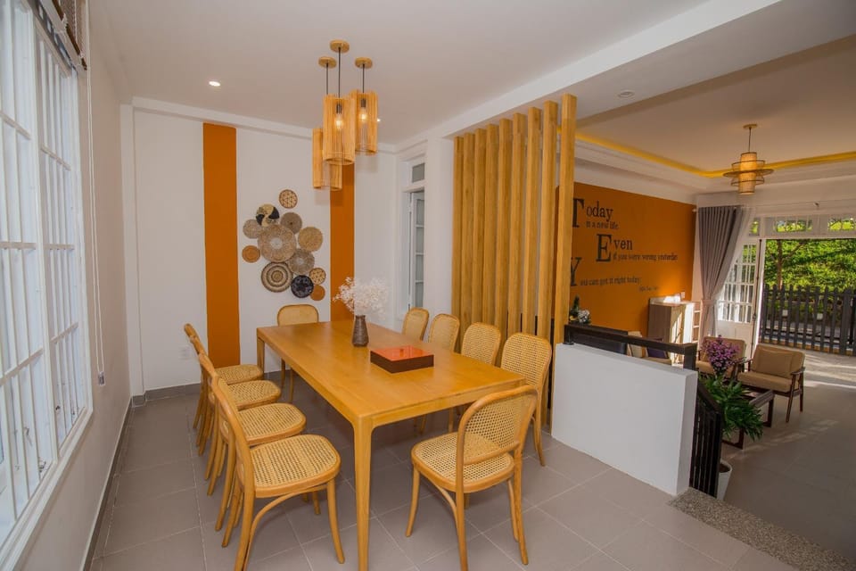 Seating area, Dining area