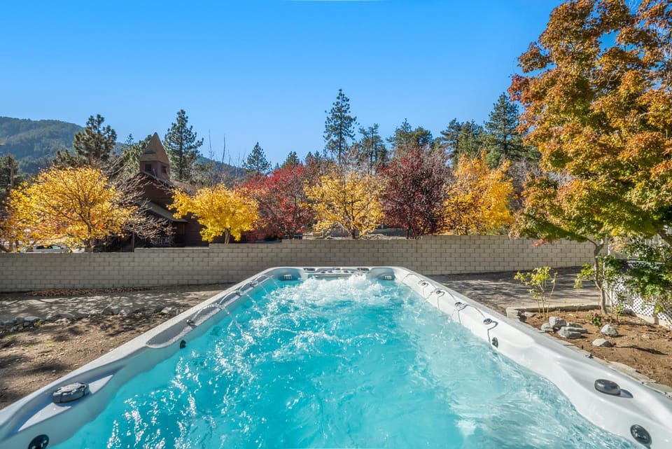Mountain High Luxury Castle &Spa Villa in Wrightwood