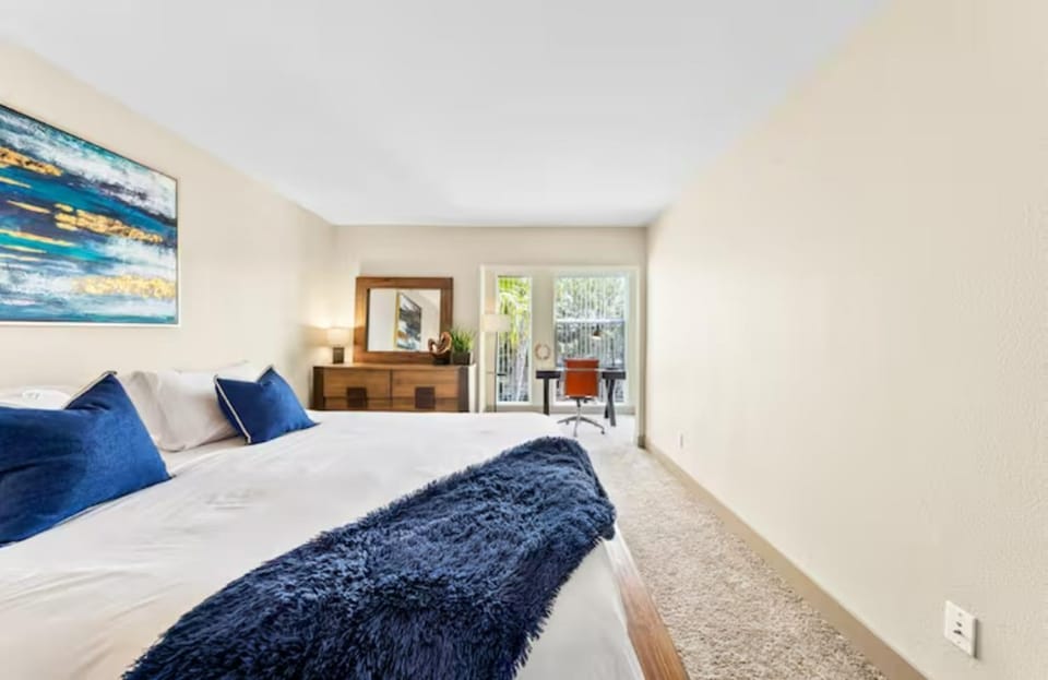 Photo of the whole room, Bedroom