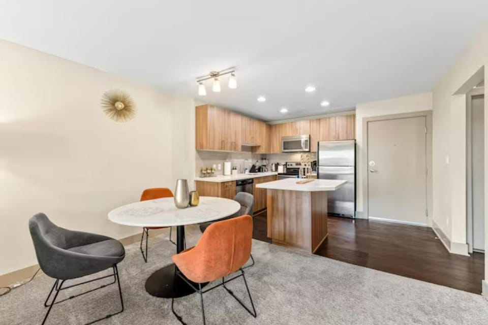 Kitchen or kitchenette, Dining area, oven