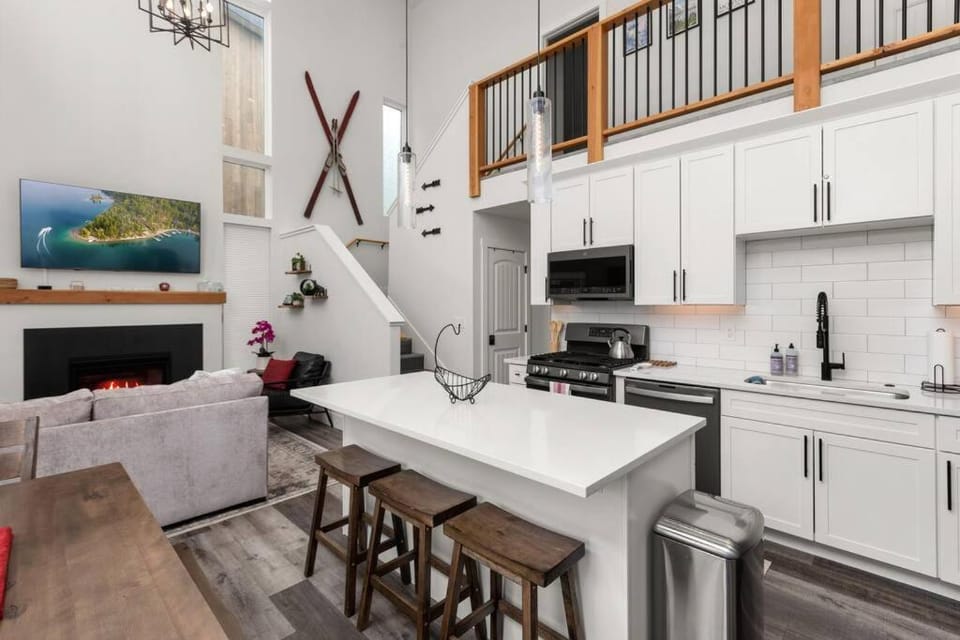 Mountain View Retreat at The Quarry - Sleeps 10! House in Whitefish