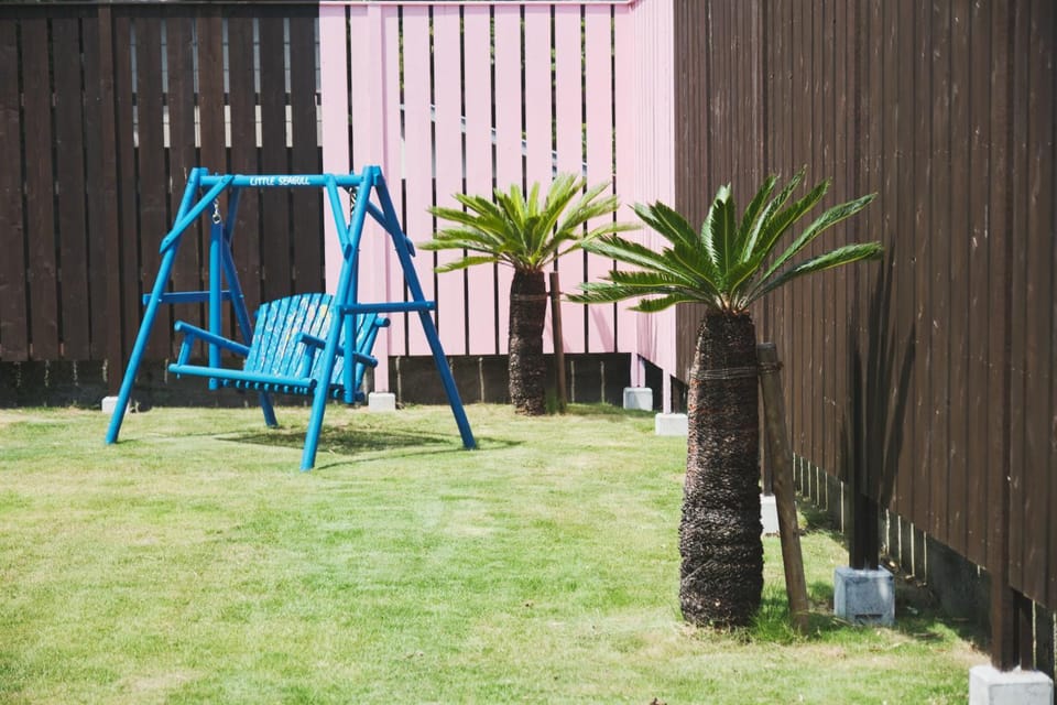 Property building, Day, Garden, Balcony/Terrace