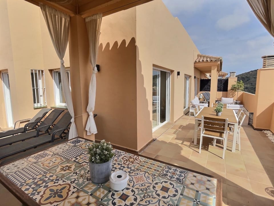 Property building, Balcony/Terrace, Balcony/Terrace