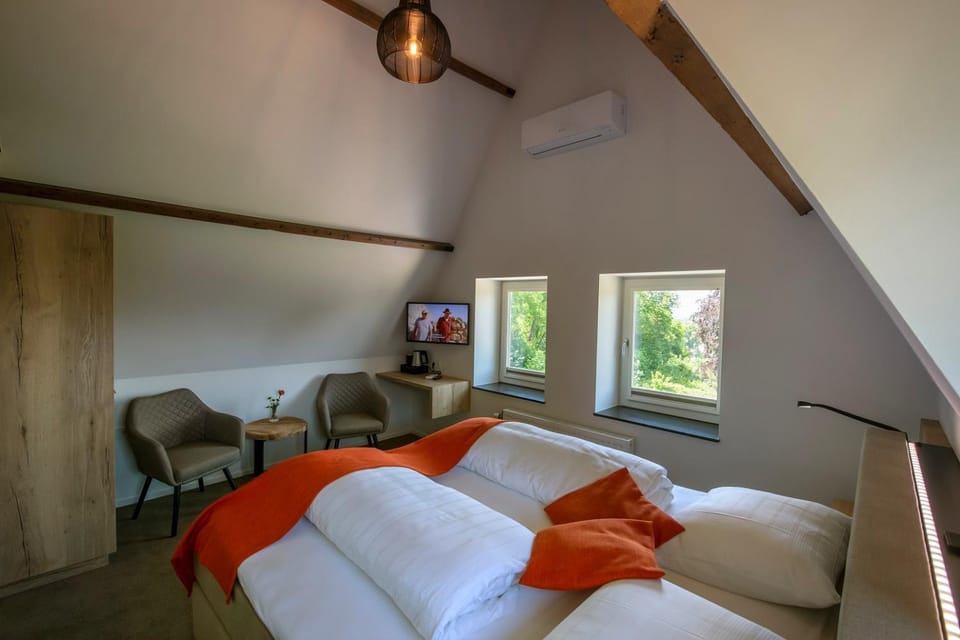 Bed, Photo of the whole room, Seating area