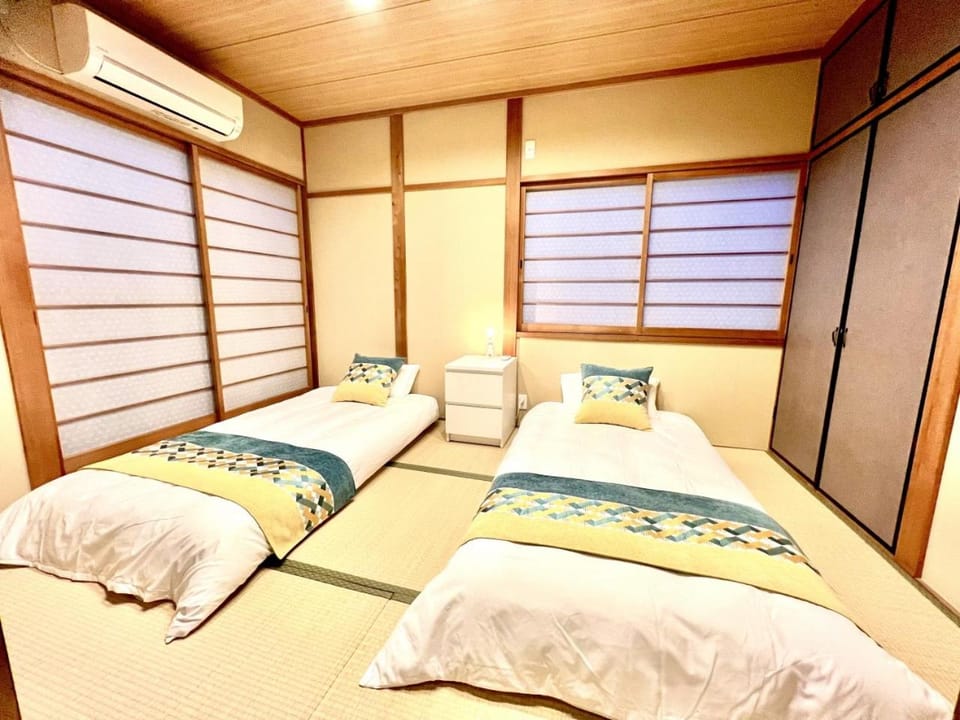 Bed, Photo of the whole room, Bedroom, internet, air conditioner