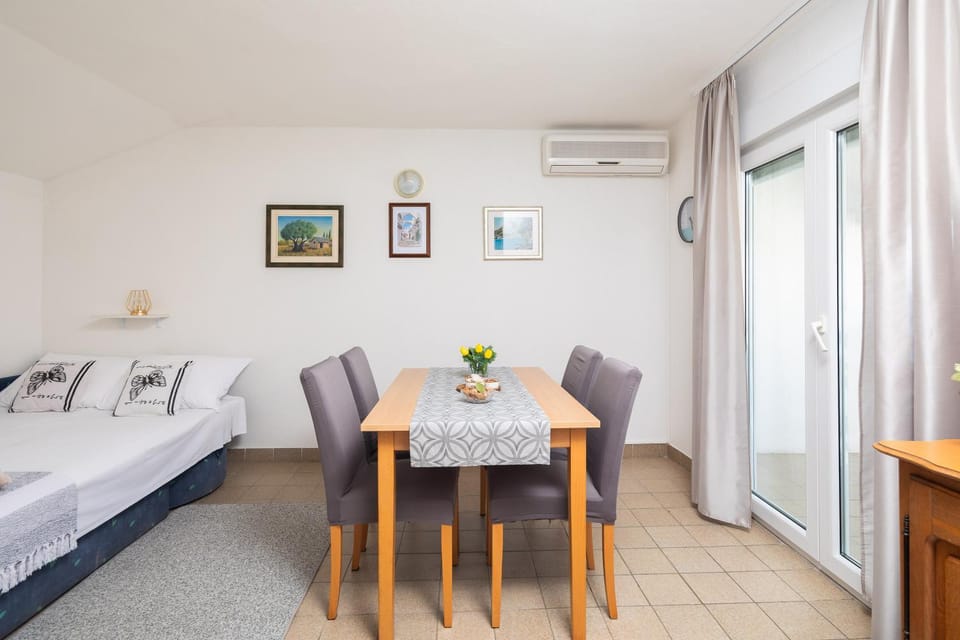 Living room, Photo of the whole room, Seating area, Dining area, air conditioner