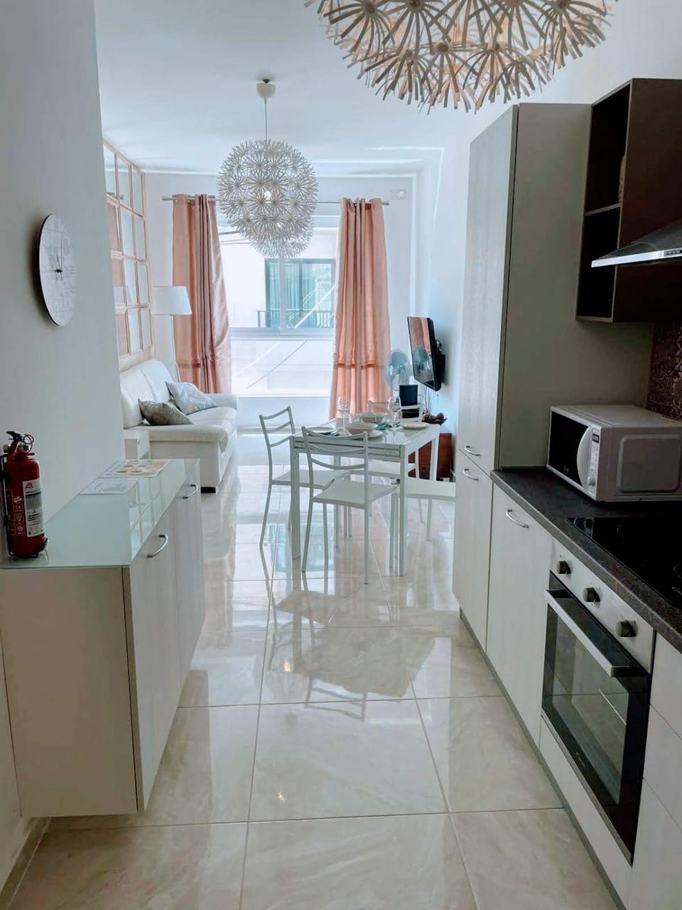 Kitchen or kitchenette, Living room, Seating area, Dining area, minibar, pet friendly, stove, toaster