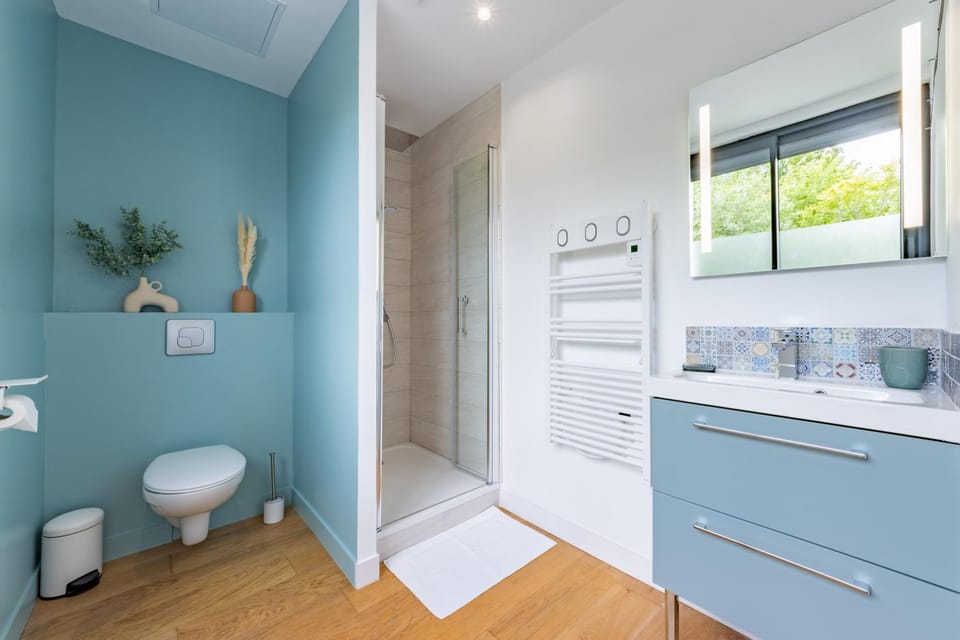 Shower, Toilet, Bathroom