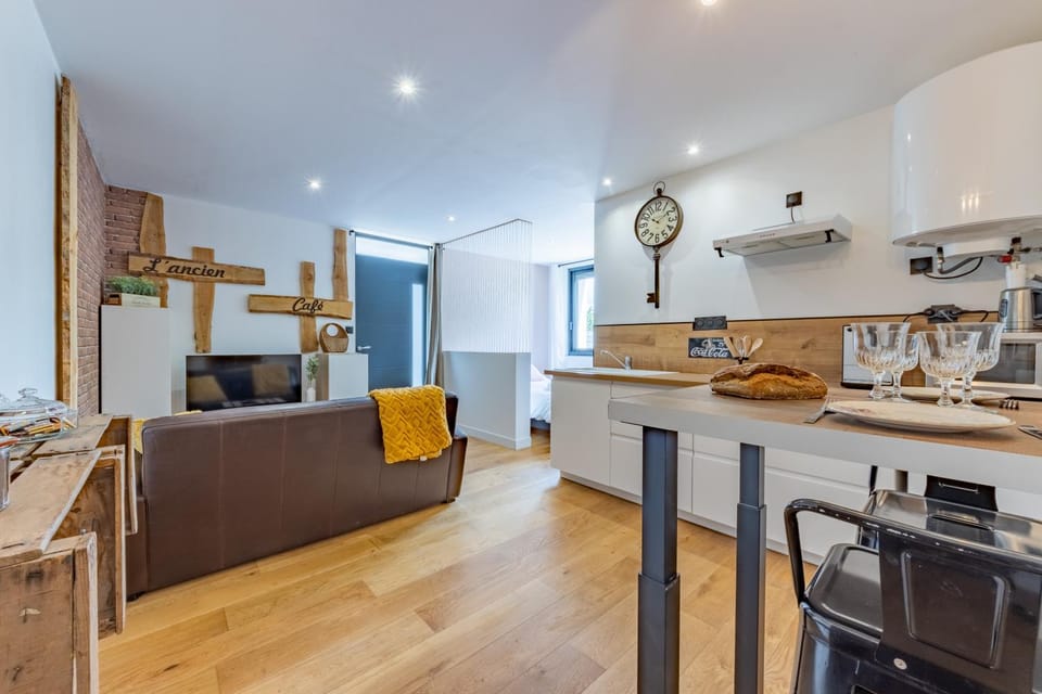 Kitchen or kitchenette, Living room, Seating area, Dining area, minibar, stove