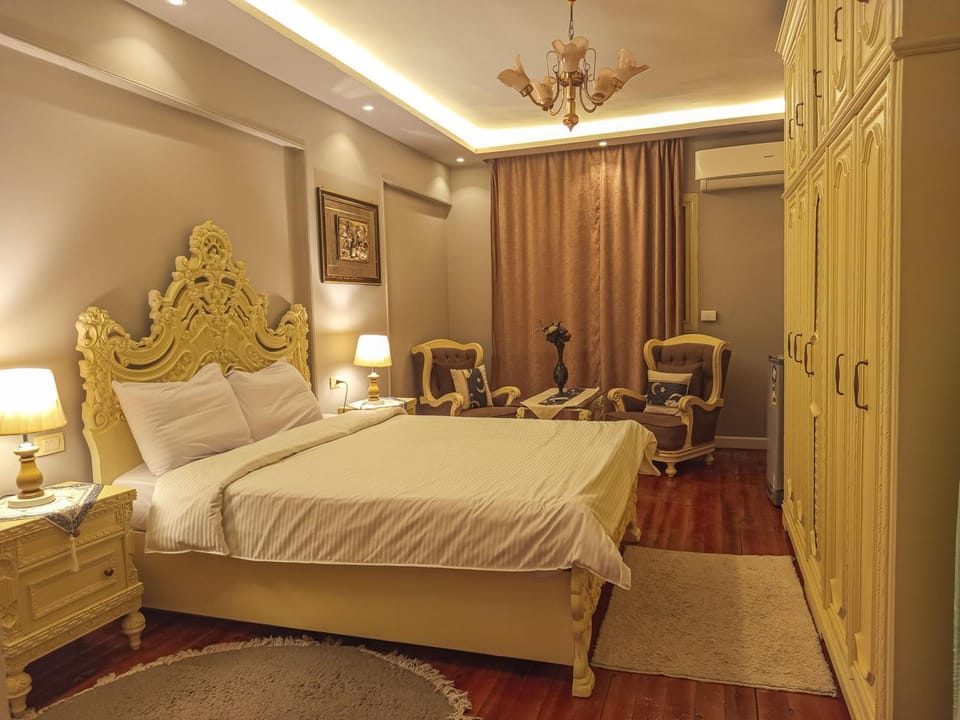 Bed, Photo of the whole room, Seating area, Bedroom, minibar, air conditioner