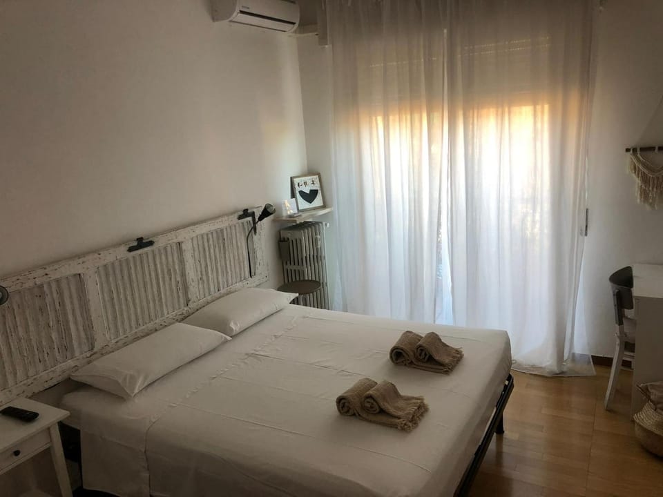 Bed, Photo of the whole room, Bedroom, air conditioner