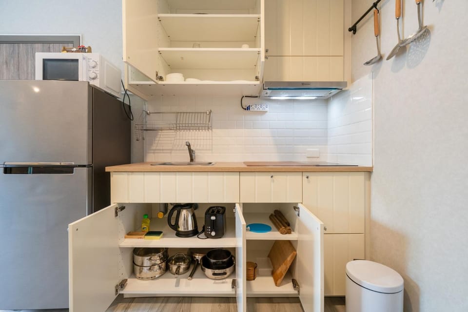 Kitchen or kitchenette, minibar