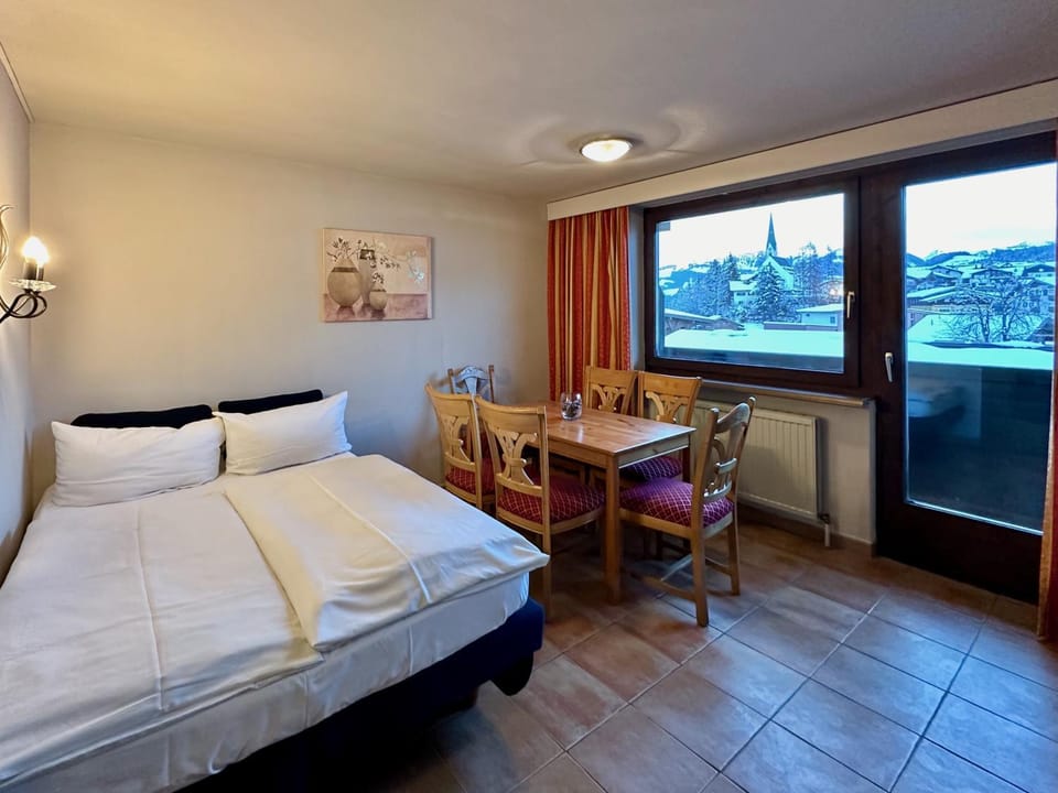 Bed, Living room, Photo of the whole room, Seating area, Dining area