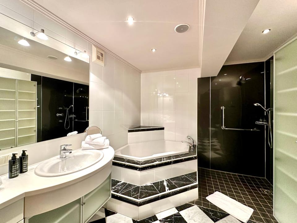 Shower, Bathroom, Bath, towels