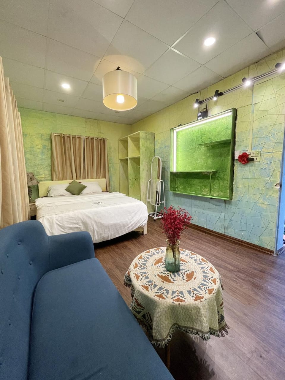 Bed, Photo of the whole room, Seating area, Bedroom