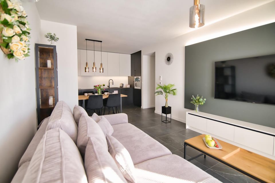 TV and multimedia, Living room, Seating area, Evening entertainment
